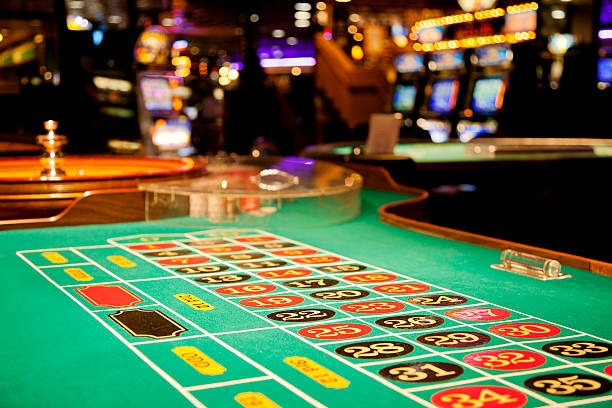 Multilingual mahkota 555 blackjack dealer interacting with players